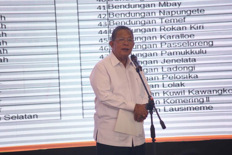 Menko Perekonomian Darmin Nasution(kiri) saat memberikan sambutan pada pameran lomba foto pembangunan infrastruktur  yang ada di seluruh Indonesia di Monumen Nasional (Monas), Jakarta, Minggu (27/8/2017). Lomba yang diselenggarakan Komite Percepatan Penyediaan Infrastruktur Prioritas (KPPIP) mengusung tema Di Darat, Laut, dan Udara Infrastruktur Kita Bangun