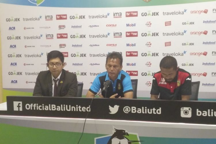 Pelatih Mitra Kukar, Sukardi Kardo (tengah), memberikan keterangan pers seusai anak asuhnya dikalahkan Bali United.
