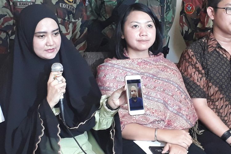 Istri penyidik Komisi Pemberantasan Korupsi (KPK) Novel Baswedan, Rina Emilda (kiri foto) dalam konfrensi pers di kediamannya di Kelapa Gading, Jakarta Utara, nampak memegang handphone untuk menunjukan kondisi suaminya Novel pasca operasi tahap pertama. Novel diketahui menjadi korban penyiraman dengan cairan yang diduga air keras oleh orang tak dikenal. Senin (28/8/2017).