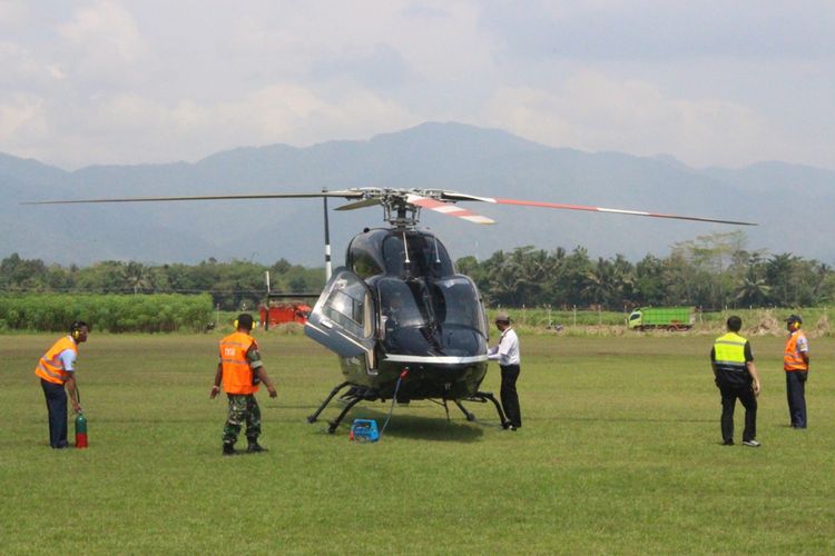 Helikopter Menteri Perhubungan Budi Karya Sumadi saat mendarat di landasan pacu calon Bandara Jenderal Soedirman di Purbalingga, Jawa Tengah, Minggu (6/8/2017) lalu.
