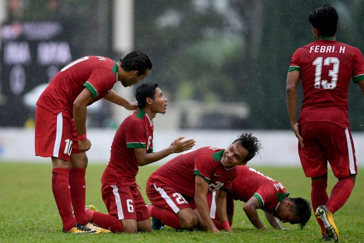 Pesepak bola Timnas U-22 Indonesia Evan Dimas (kedua kiri) dan rekan satu tim melakukan selebrasi setelah berhasil membobol gawang Timnas U-22 Myanmar pada laga perebutan medali perunggu sepak bola SEA Games XXIX di Stadion Majlis Perbandaran Selayang, Kuala Lumpur, Malaysia, Selasa (29/8/2017). Timnas sepak bola U-22 Indonesia menyumbang medali perunggu setelah menang 3-1 atas Myanmar.