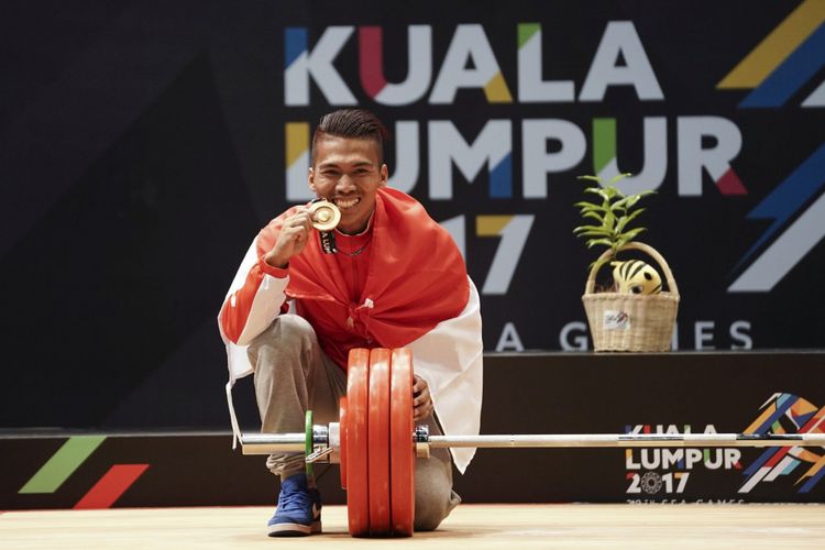 Lifter Indonesia Deni memperlihatkan medali emas ketika penganugerahan medali angkat besi putra nomor 59 kg SEA Games XXIX Kuala Lumpur di MITEC, Kuala Lumpur, Malaysia, Selasa (29/8/2017). Deni berhasil meraih medali emas dengan total angkatan 312 kg.