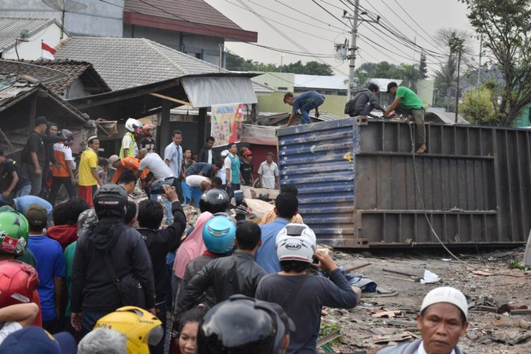 Kecelakaan beruntun kembali terjadi di jalan nasional Semarang-Solo tepatnya di kilometer 32   Kelurahan Harjosari Bawen, Kabupaten Semarang, Selasa (29/8/2017) siang. 