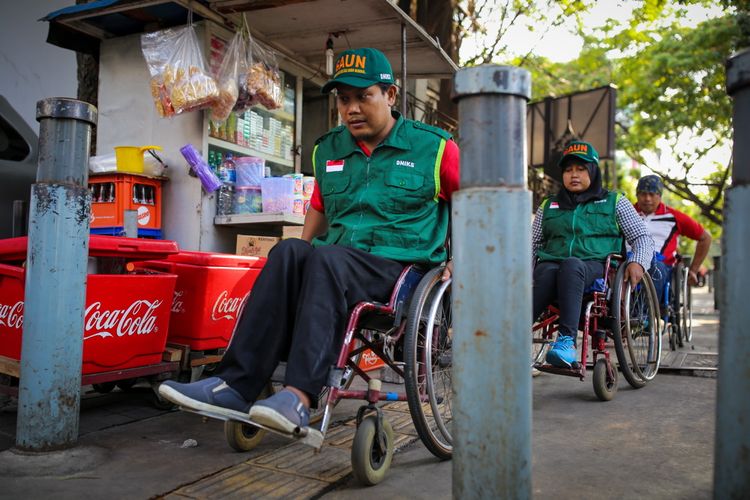 Sejumlah kaum disabilitas yang tergabung dalam Gerakan Aksesbilitas Umum Nasional (GAUN) menggelar aksi susur trotoar di sepanjang Jalan Sabang, Thamrin, ke arah Jalan Kebon Sirih, Menteng, Jakarta Pusat, Rabu (30/8/2017). Kaum disabilitas menyuarakan kebutuhan akan jalur pedestrian yang ramah dan aman akibat banyaknya trotoar yang digunakan untuk parkir mobil atau motor sampai pedagang kaki lima berjualan sehingga fasilitas untuk disabilitas menjadi rusak.