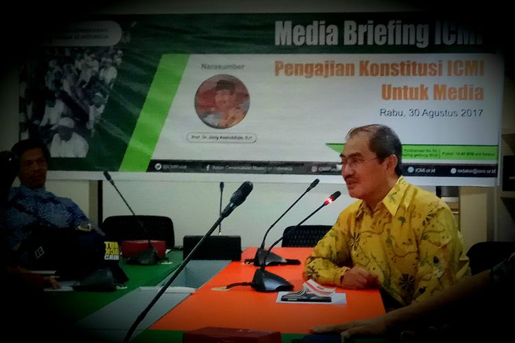 Ketua Ikatan Cendekiawan Muslim Indonesia (ICMI), Jimly Asshiddiqie saat ditemui di Kantor Pusat Kegiatan ICMI, di Menteng, Jakarta Pusat, Rabu (30/8/2017).