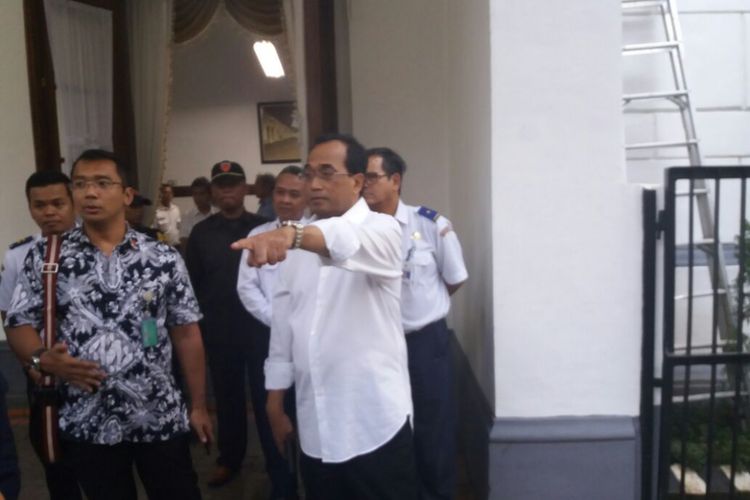 Menteri Perhubungan Budi Karya Sumadi, Rabu (30/8/2017), meninjau kesiapan jalur kereta api Jakarta hingga Sukabumi. 