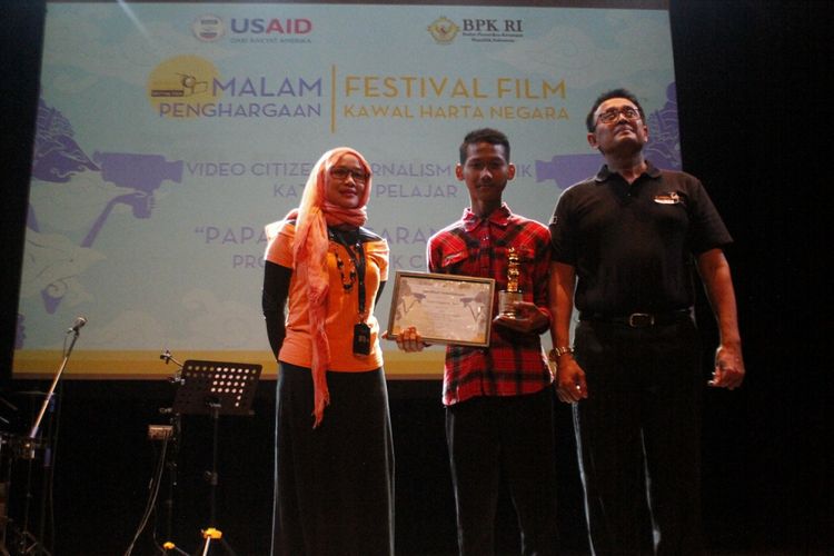 Sutradara Video Citizen Journalism “Papan Anggaran Desa”, Asyrof Zahirillah menerima penghargaan dari dewan juri dalam ajang Festival Film Kawal Harta Negara (FFKHN) 2017 di Taman Ismail Marzuki (TIM) Jakarta Pusat, Selasa (29/8/2017) malam.