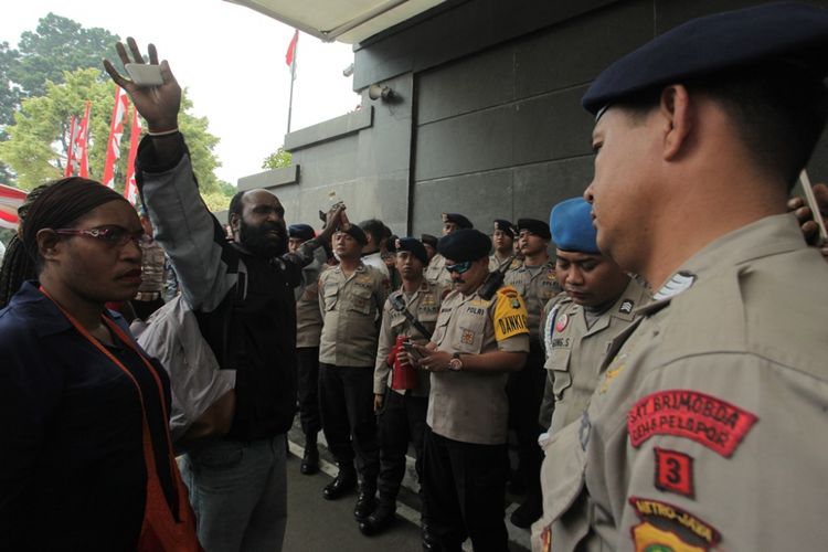 Warga simpatisan pasangan nomor urut dua Pilkada Kabupaten Intan Jaya, Papua melakukan aksi usai sidang putusan perkara sengketa Pilkada Kabupaten Intan Jaya, Provinsi Papua didepan gedung Mahkamah Konstitusi, Jakarta, Selasa (29/8). 