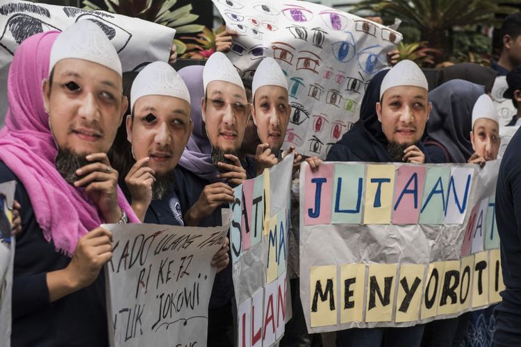 Sejumlah siswa yang tergabung dalam Sekolah Anti Korupsi (Sakti) ICW melakukan aksi teaterikal 120 hari peristiwa penyiraman air keras terhadap Novel Baswedan, di depan gedung KPK, Jakarta, Rabu (9/8). Dalam aksinya mereka meminta kepada Presiden Joko Widodo untuk membentuk tim gabungan pencari fakta (TGPF) kasus penyiraman air keras terhadap Novel Baswedan. ANTARA FOTO/M Agung Rajasa/kye/17