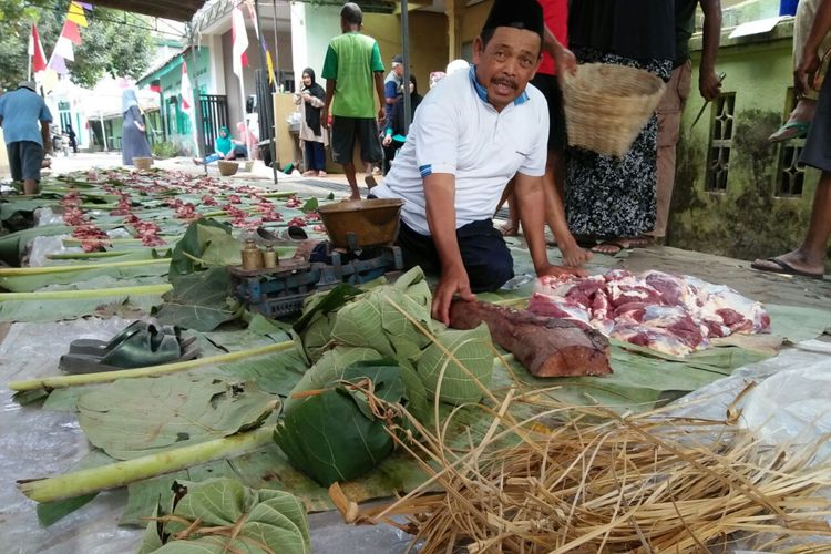 Warga Dusun Kauman, Desa Salaman, Kecamatan Salaman, Kabupaten Magelang, Jawa Tengah, menggunakan daun jati untuk membungkus daging kurban pada hari raya Idul Adha 1438H, Jumat (1/9/2017).