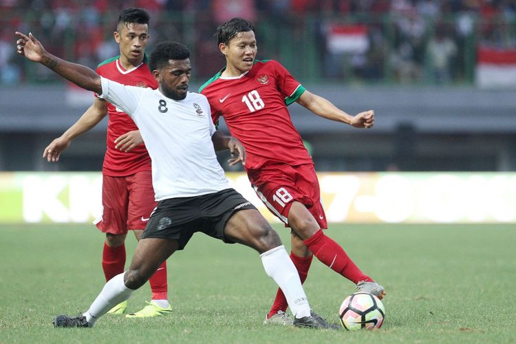 Pemain Timnas Indonesia, Adam Alis (kanan), berebut bola dengan pemain Fiji dalam laga uji coba di Stadion Patriot, Bekasi, Sabtu (2/9/2017).
