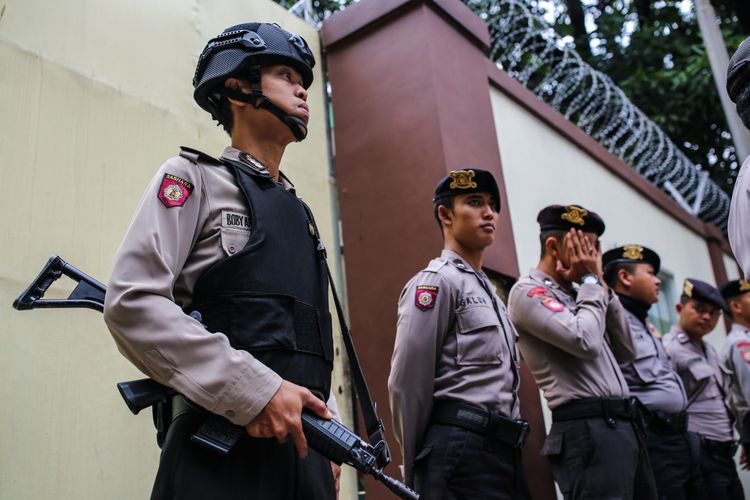 Anggota kepolisian berjaga di depan Kedutaan Besar (Kedubes) Myanmar di Jalan Agus Salim, Menteng, Jakarta Pusat, Sabtu (2/9/2017). Massa mengecam tindakan kekerasan terhadap umat Islam Rohingya dan menyerukan agar duta besar Myanmar diusir dari Indonesia.