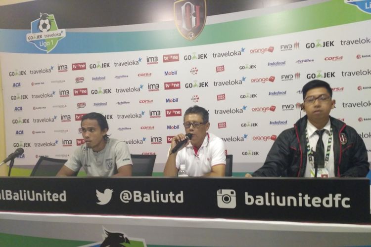 Pelatih Persela Lamongan Heri Kiswanto (tengah) membeberkan penyebab kekalahan anak asuhnya menghadapi Bali United.