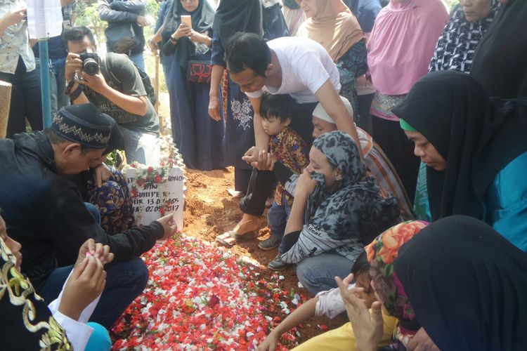 Suasana pemakaman suporter yang tewas terkena petasan usai pertandingan timnas Indonesia VS Fiji di Stadion Patriot, Minggu (3/9/2017). 