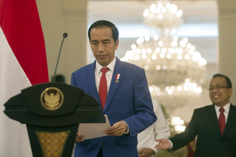 Presiden Joko Widodo (kiri) didampingi Mensesneg Pratikno (kanan), bersiap memberi keterangan pers di Istana Merdeka, Jakarta, Minggu (3/9). Presiden Joko Widodo meminta krisis kemanusiaan yang terjadi terhadap etnis Rohingya di Myanmar dihentikan dan pemerintah Indonesia berkomitmen memberi bantuan kemanusiaan di Rakhine State. ANTARA FOTO/Rosa Panggabean/ama/17.