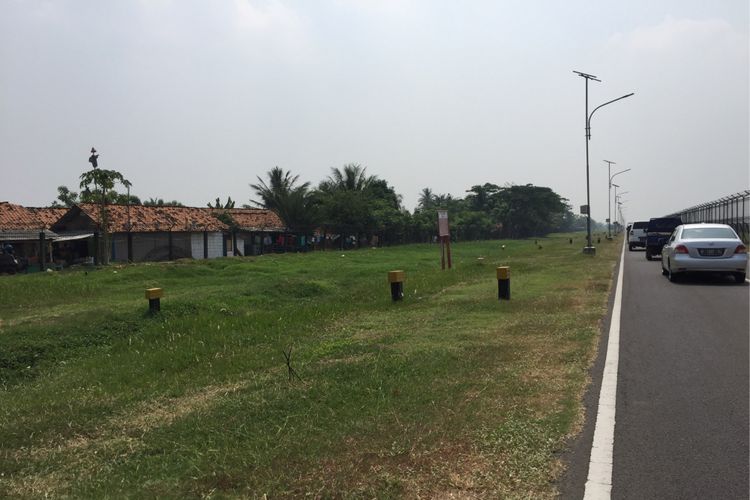 Permukiman warga di Desa Rawa Rengas, Kecamatan Kosambi, Kabupaten Tangerang yang bersebelahan langsung dengan area Bandara Soekarno-Hatta, Senin (4/9/2017). PT Angkasa Pura II mengeluarkan imbauan warga sekitar bandara untuk menghentikan bermain layang-layang karena membahayakan penerbangan.