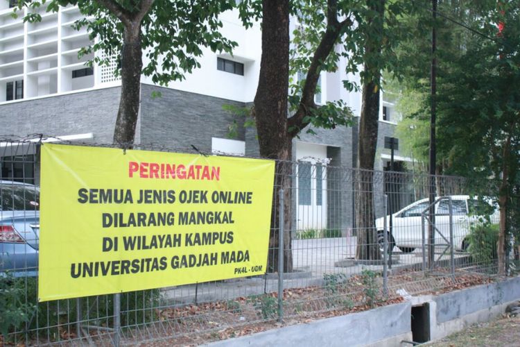 Spanduk berisi larangan mangkal bagi ojek online di lingkungan Universitas Gadjah Mada (UGM).
