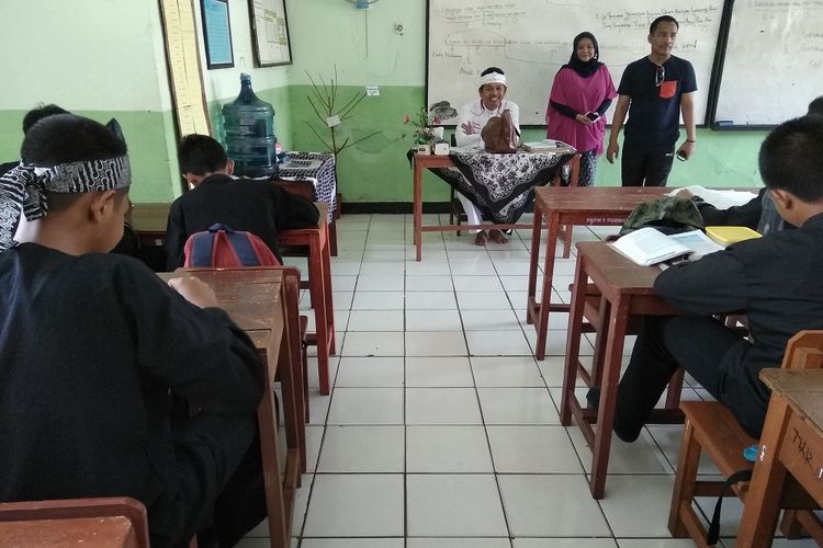 Bupati Purwakarta Dedi Mulyadi menyosialisasikan program baru Kemis Poe Welas Asih atau Kamis Hari Kasih Sayang kepada pelajar di SMPN 5 Purwakarta pada Rabu (6/9/2017).