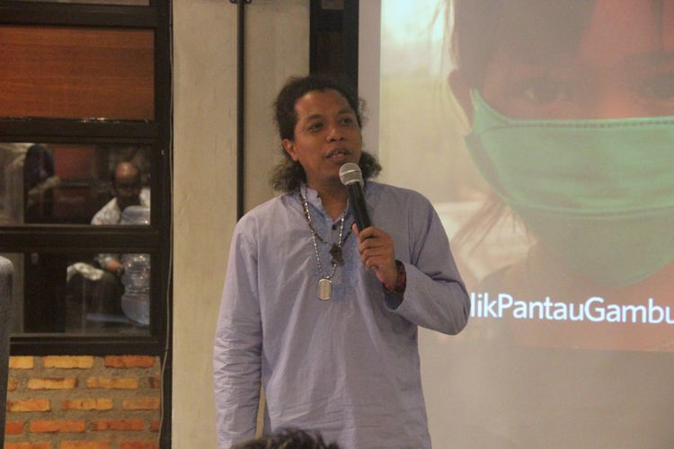 Satriaddin Maharinga Djongki alias Arie Kriting (32), komedian jebolan Stand Up Comedy Indonesia (SUCI) Kompas TV Season 3 saat tampil sebagai bintang tamu dalam acara Pengenalan Platform PantauGambut.id di Jakarta, Senin (5/6/2017).

Kompas/Jumarto Yulianus (JUM)
05-06-2017