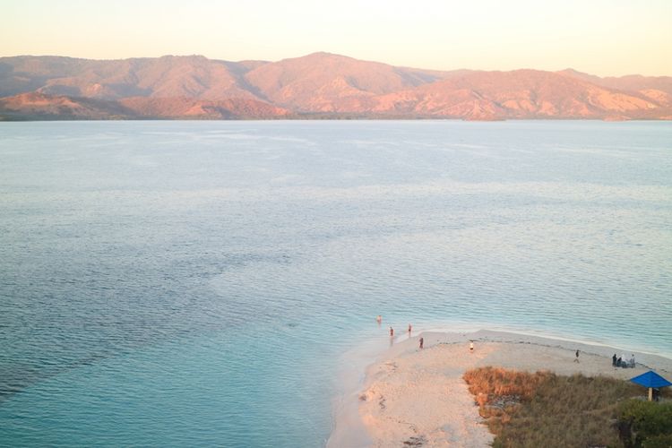 Panorama Taman Laut 17 Pulau Riung dilihat dari bukit di Pulau Rutong, Flores, NTT.