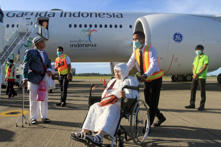 Seorang petugas membawa jemaah haji kloter pertama memakai kursi roda setibanya di Bandara International Minangkabau (BIM), Kabupaten Padang Pariaman, Sumatera Barat, Kamis (7/9). Sebanyak 392 jemaah haji kloter pertama debarkasi Padang yang terdiri dari 158 pria dan 229 wanita tiba di Bandara International Minangkabau. ANTARA FOTO/Muhammad Arif Pribadi/aww/17. 