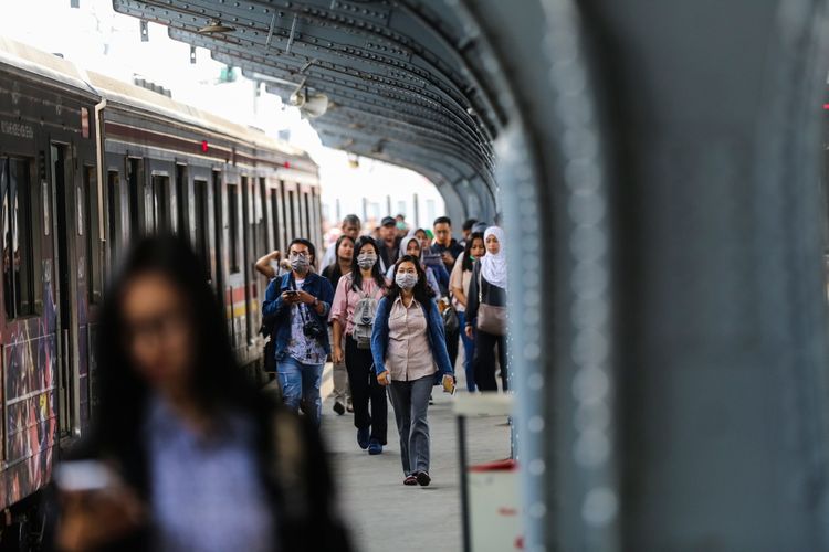 Penumpang meninggalkan gerbong kereta rel listrik di Stasiun Jakarta Kota di Jakarta Barat, Kamis (7/9/2017). Jumlah penumpang yang naik dan turun di Stasiun Jakarta Kota mencapai 90.000 orang pada hari libur.