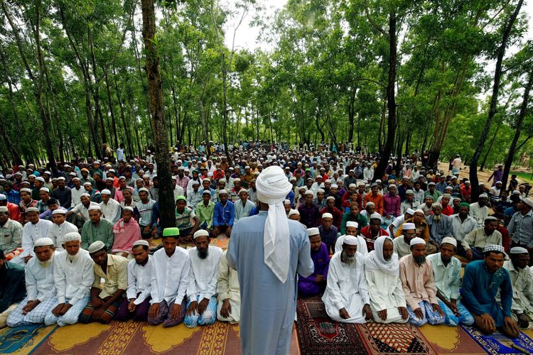 Pengungsi Rohingya mengikuti salat Idul Adha dekat kamp pengungsi sementara Kutupalang, di Coxs Bazar, Bangladesh, Sabtu (2/9). 