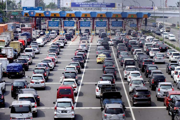 Sejumlah kendaraan antre di gerbang tol Cibubur Utama, Jakarta Timur, Kamis (7/9). Menteri Pekerjaan Umum dan Perumahan Rakyat (PUPR) Basuki Hadimuljono telah mengeluarkan surat keputusan menghilangkan gerbang tol Cibubur dan Cimanggis mulai 8 September 2017, hal tersebut bertujuan untuk mengurai kemacetan pada ruas tol Jakarta, Bogor dan Ciawi (Jagorawi). ANTARAFOTO/Yulius Satria Wijaya/aww/17.