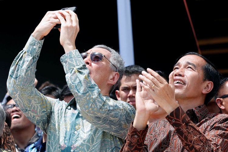 Presiden Indonesia Joko Widodo dan Perdana Menteri Lee Hsien menyaksikan jet tempur F16 milik Angkatan Udara Republik Singapura dan Angkatan Udara Republik Indonesia TNI-AU terbang membentuk sebuah formasi di Marina Bay Cruise Centre di Singapura, Kamis (7/9). 