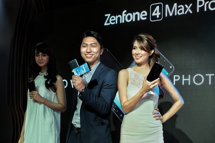 Marketing Manager Asus Indonesia, Galip Fu (tengah) dalam peluncuran Asus Zenfone 4 Max Pro di Jakarta, Kamis (7/9/2017).