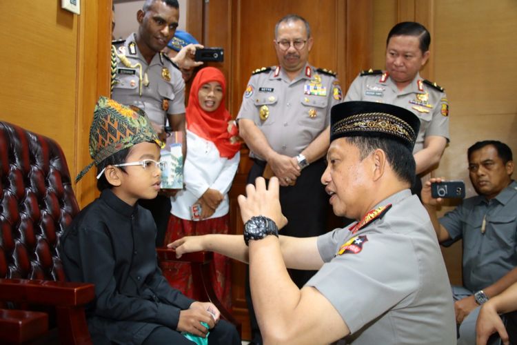 Mohammad Abdullah Daud Abigiel (9) bertemu Kapolri Jenderal Pol Tito Karnavian di ruangannya di Mabes Polri, Jakarta, Jumat (8/9/2017).