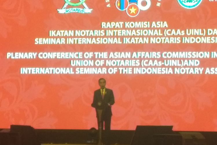 Presiden Jokowi tampil sebagai Keynote Speaker dalam Rapat Komisi Asia Ikatan Notaris Internasional (CAAs UINL) dan Seminar Internasional Ikatan Notaris Indonesia (INI) di BNDCC, Nusa Dua, Bali pada Jumat (7/9/2017). Di hadapan lebih dari seribu notaris dalam dan luar 