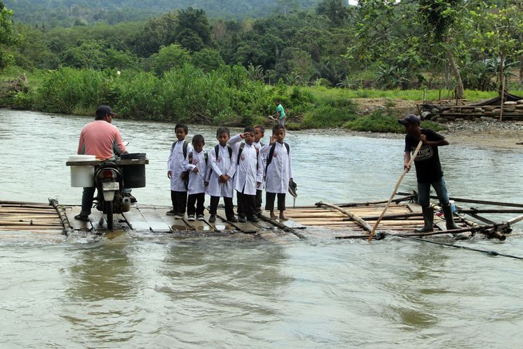 Sejumlah siswa menumpang rakit bambu untuk menyeberangi Sungai Mongiilo di Kecamatan Bulango Ulu Kabupaten Bone Bolango