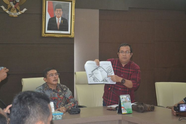 Salah satu official menunjukan masterplaning sirkuit motorcross di jakabaring sport city