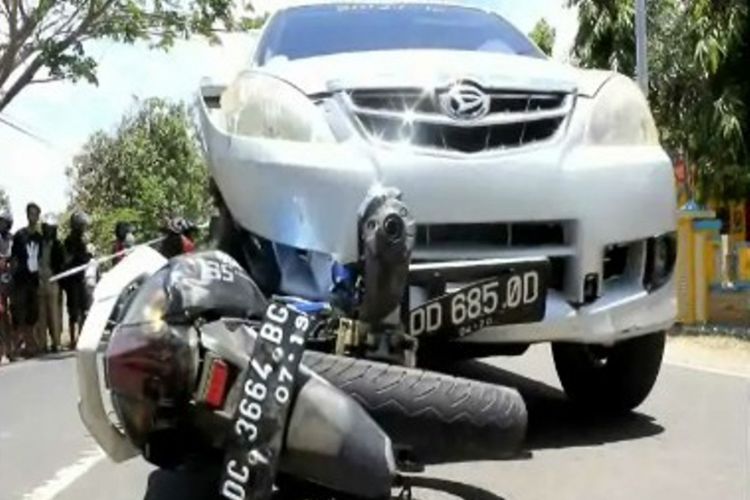 Ugal-ugalan di jalan dua pengendara motor dilarikan ke puskesmas setelah terlibat tabrakan beruntun di Majene sulawesi barat, Selasa (12/9).