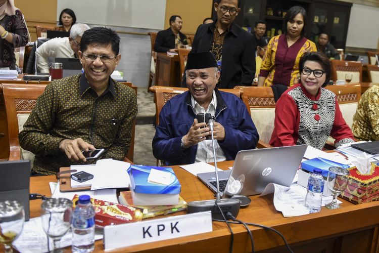 Ketua KPK Agus Rahardjo (tengah) bersama Wakil Ketua KPK Laode M Syarif (kiri) dan Basaria Panjaitan (kanan) bersiap mengikuti rapat dengar pendapat dengan Komisi III DPR di Kompleks Parlemen Senayan, Jakarta, Selasa (12/9/2017). RDP tersebut membahas mekanisme dan tata kerja di Direktorat Pengaduan Masyarakat (Dumas) KPK. 