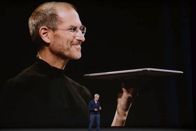 CEO Apple Tim Cook berdiri di depan foto raksasa almarhum Steve Jobs saat memberikan sambutan di acara peluncuran iPhone X di Steve Jobs Theater, Selasa (12/9/2017).
