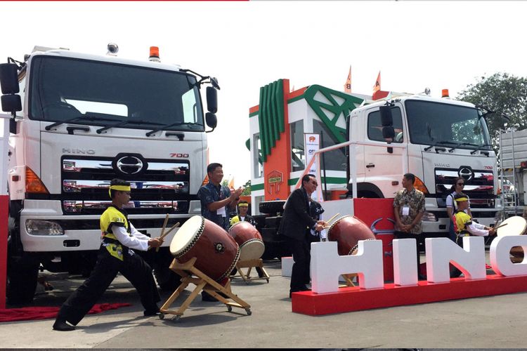 Truk heavy duty terbatu bertransmisi otomatis milik Hino, untuk beroperasi di medan off-road atau pertambangan.