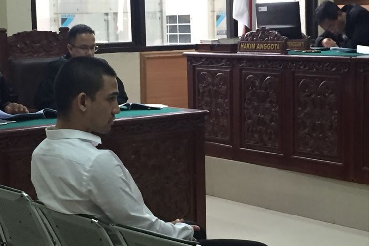 Terdakwa kasus dugaan penyalahgunaan narkotika, Axel Matthew Thomas (19), saat menjalani persidangan di Pengadilan Negeri Tangerang, Kamis (14/9/2017).