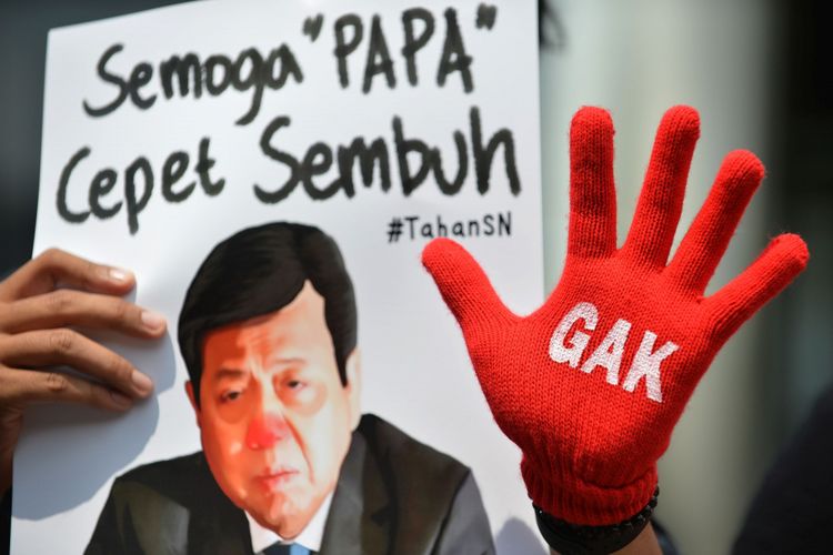Peserta aksi yang tergabung dalam Koalisi Masyarakat Sipil Antikorupsi membawa poster bergambar Ketua DPR Setya Novanto ketika melakukan aksi di depan Gedung KPK, Jakarta, Kamis (14/9/2017). Mereka mendesak KPK untuk menahan Setya Novanto yang diduga terlibat dalam kasus megaproyek KTP-el.