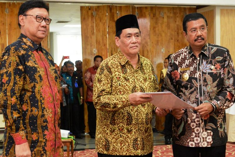 Mendagri Tjahyo Kumolo mengangkat RM Harry Nugroho (tengah) menjadi Plt Bupati Batubara, Jumat (15/9/2017)