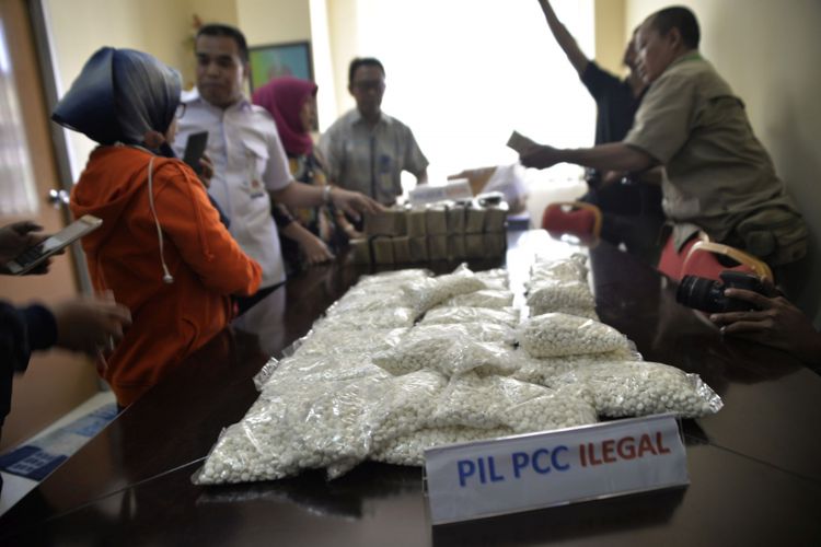 Badan Pengawasan Obat dan Makanan (BPOM) Makassar memperlihatkan puluhan ribu butir pil Paracetamol Caffeine Carisoprodol (PCC) hasil sitaan, Makassar, Sulawesi Selatan, Sabtu (16/9/2017). Sebanyak  29.000 butir pil PCC  disita dari distributor obat resmi farmasi di Makassar berinisial PBS SS, pada Jumat 15 September 2017 yang dikemas dalam 29 plastik dan siap diedarkan ke wilayah Papua, Sulawesi Tenggara, dan Sulawesi Barat.