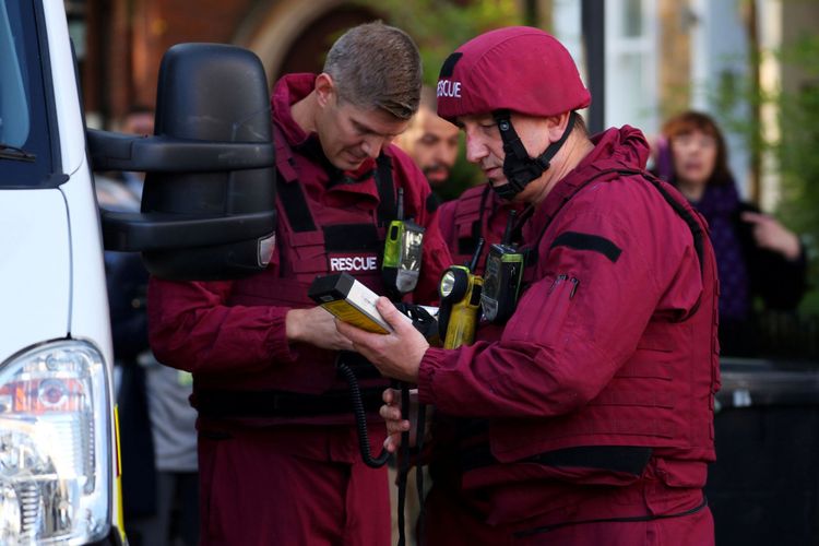 Anggota penjinak bom berjaga di jalan dekat stasiun kereta bawah tanah Parsons Green di London, Inggris, Jumat (15/9/2017).