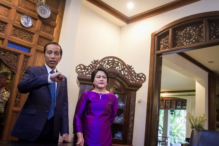 Presiden Joko Widodo bersama Ibu Negara Iriana Joko Widodo memberikan keterangan pers terkait pernikahan anak keduanya Kahiyang Ayu di kediaman pribadi, Sumber, Solo, Jawa Tengah, Minggu (17/9). Putri Presiden Joko Widodo Kahiyang Ayu akan menikah dengan Bobby Nasution pada 8 November 2017 di gedung Graha Sabha Buana Solo.