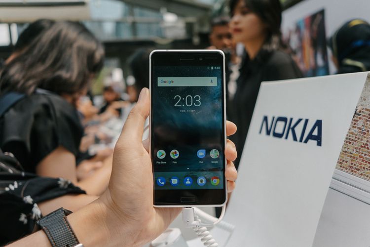 Nokia 6 varian warna silver dalam acara peluncuran di Jakarta, kamis (14/9/2017).