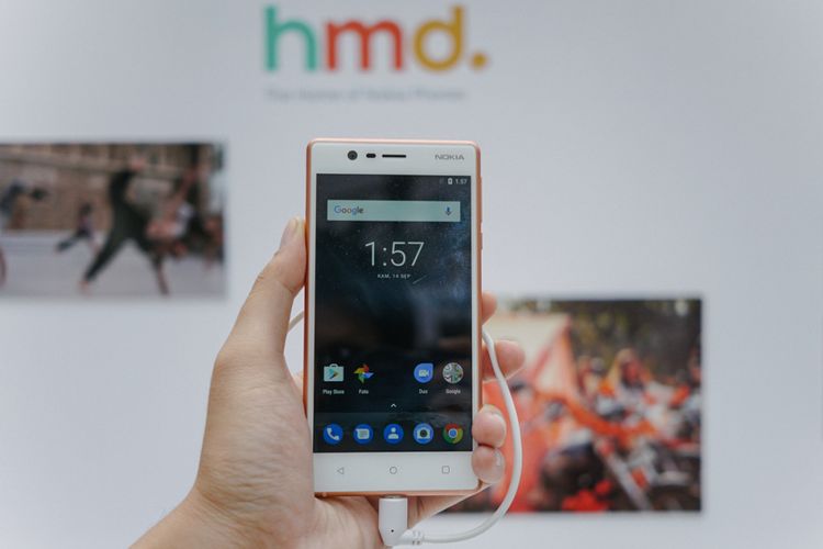 Nokia 3 adalah model termurah di antara ketiga ponsel Android Nokia. Tubuhnya tidak terbuat dari logam, melainkan cangkang plastik. Perangkat ini pun tidak dibekali pemindai sidik jari.