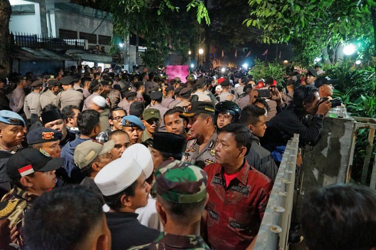Kapolda Metro Jaya Irjen Pol Idham Aziz (batik merah) dan Kapolres Jakarta Pusat Kombes Suyudi Ario Seto mendatangi kantor YLBHI. Idham berkomunikasi dengan massa aksi dan meminta agar unjuk rasa dilakukan dengan tertib.