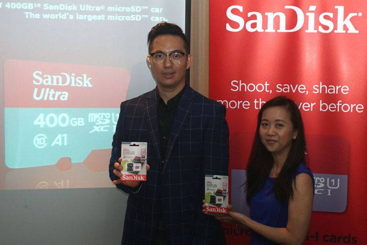 Idris Effendi, Country Manager Client Solutions Western Digital Indonesia (kiri) dan Karen Lee Product Marketing Manager Western Digital APAC memperkenalkan kartu penyimpan data microSD berkapasitas 400 GB di Jakarta, Selasa (19/9/2017).