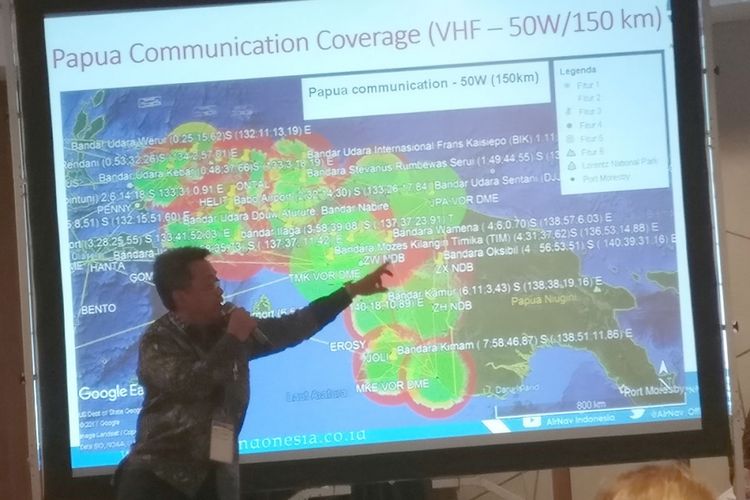 Direktur Utama Airnav indonesia, Novie Riyanto menunjukkan wilayah-wilayah Papua yang belum terjangkau radar (ditandai warna merah)