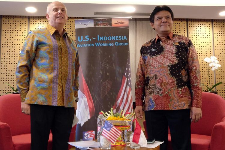 (Kanan-kiri): Dubes RI untuk Indonesia Joseph R. Donovan dan Dirjen Perhubungan Udara Kemenhub Agus Santoso di acara US-Indonesia Aviation Working Group di Denpasar, Bali, Selasa (19/9/2017)